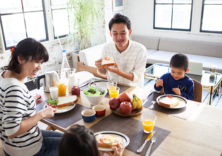 家族で食事をする風景